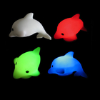 การออกแบบที่กำหนดเองของขวัญปลาโลมารูปพีวีซีสีเปลี่ยนหลอด LED ขนาดเล็กพวงกุญแจ
