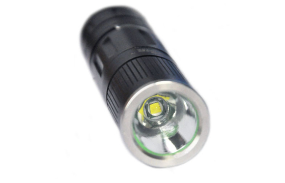 700lm ขับเคลื่อนสูง Led เหยียบไฟฉายสำหรับใช้ในครัวเรือน, ไฟฉายสว่างสุด